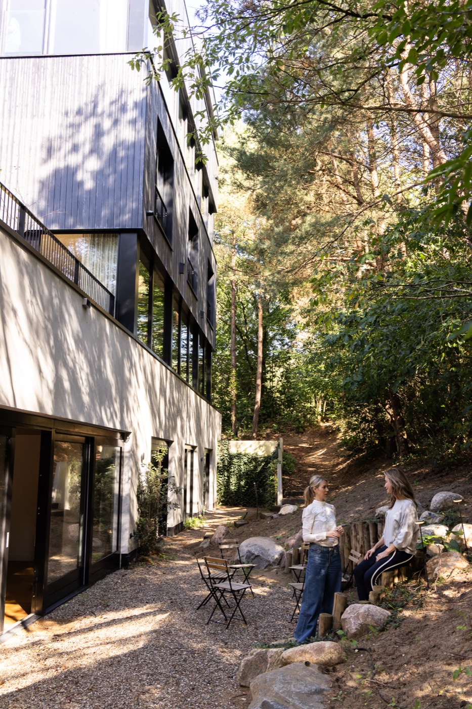 Het retreat center van The Building met het pad het bos in