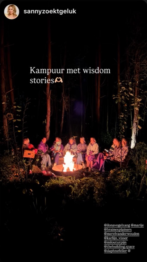 Instagram-story van sannyzoektgeluk: de groep rond het kampvuur in het bos, met de tekst Kampvuur met wisdom stories