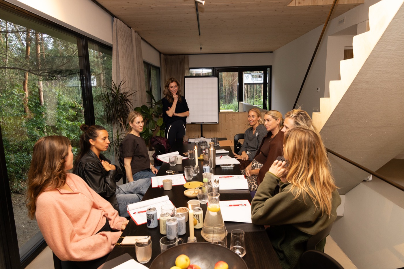 Deelnemers in gesprek aan de lange tafel bij The Building
