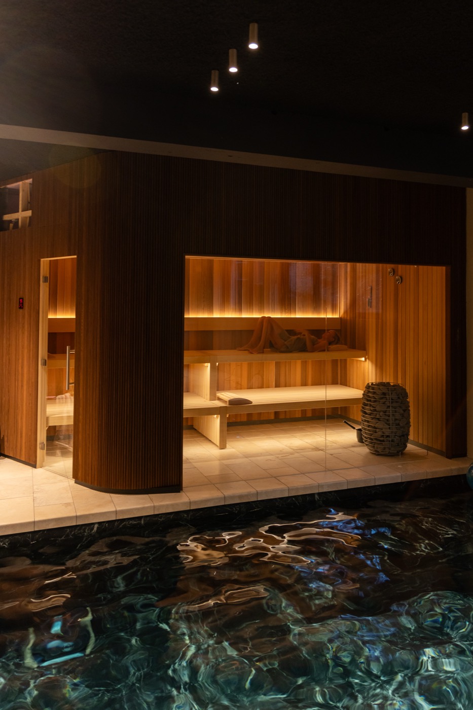 Binnenzwembad met sauna in The Building